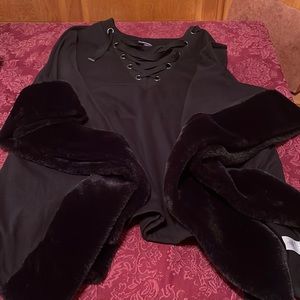 NWOT Roman’s crewneck sweatshirt with fur trim